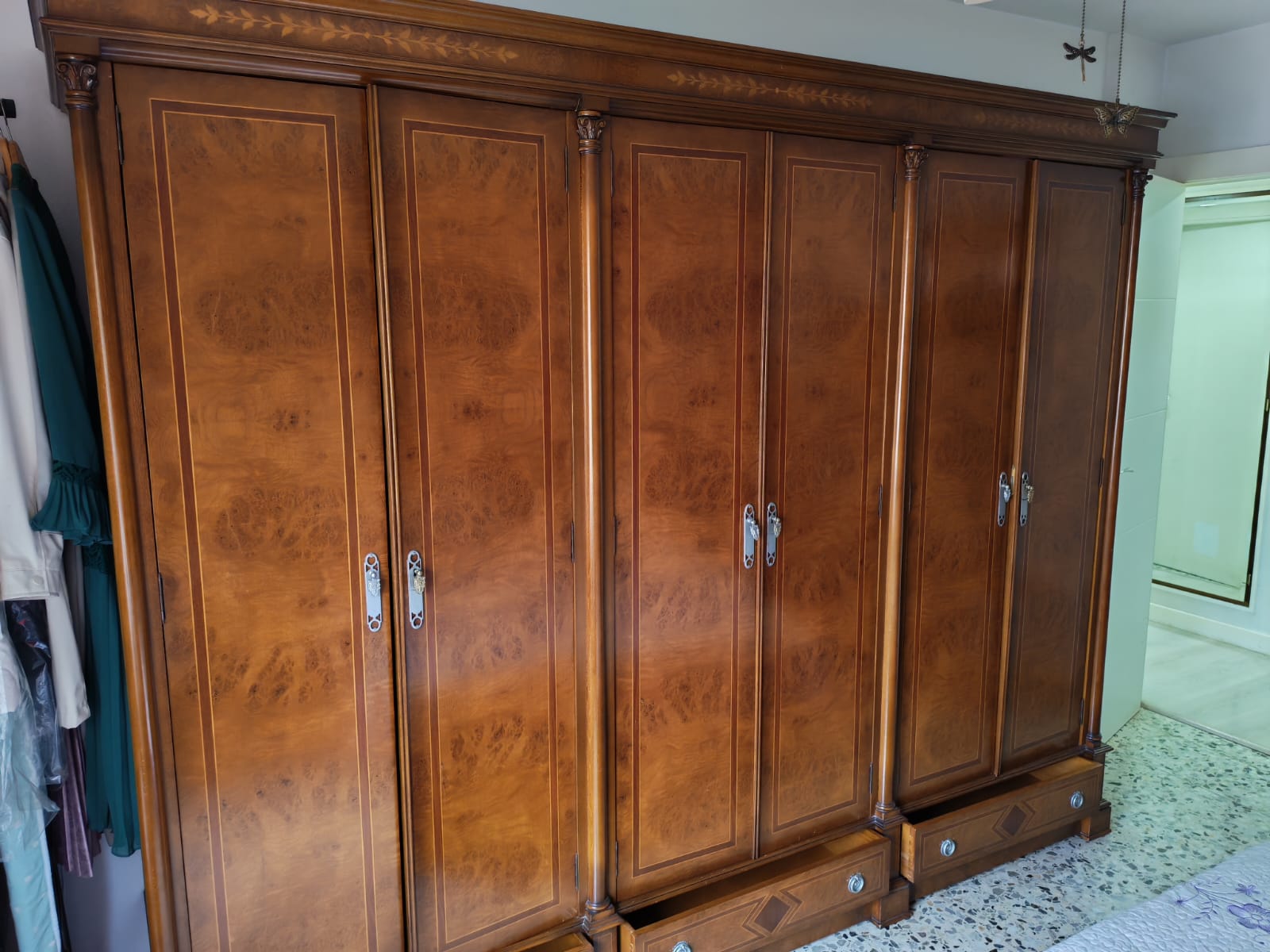 Armario muy grande barato de madera maciza en Zaragoza