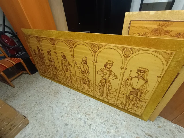 Pirograbado muy grande con motivos medievales en Zaragoza