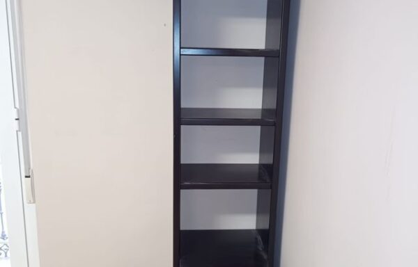 20 € Estantería negra con puerta