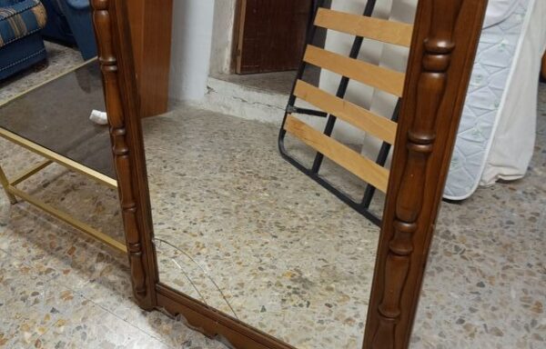 7 € Marco tallado para espejo. El espejo está roto.