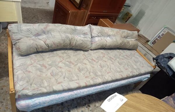 9 € Sofá cama de tela y madera