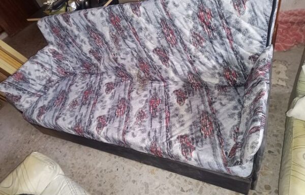 15 € Sofá Cama Tela Gris y Rojo.
