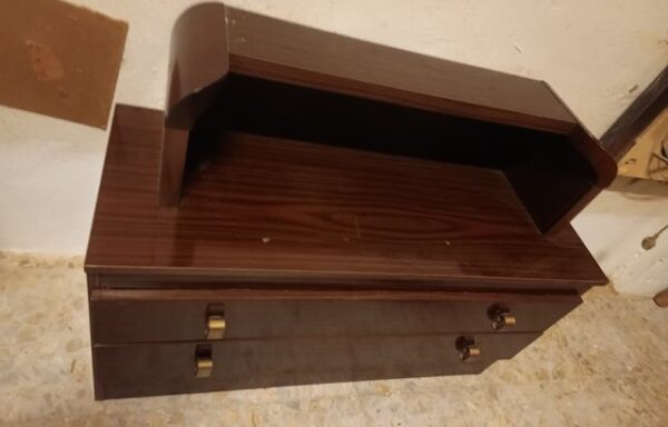 16 € Cómoda de madera con cajones