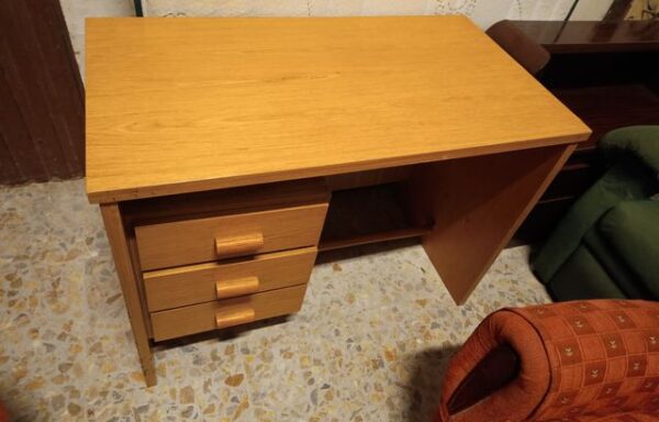 18 € Escritorio de madera con cajones