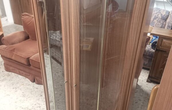 12 € Vitrina de madera y cristal sin baldas.