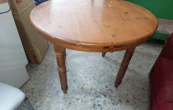19 € Mesa redonda extensible de madera.