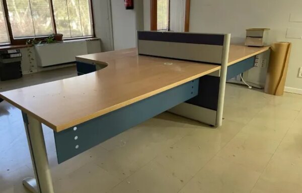 45 € Mesa de oficina doble grande con cajones