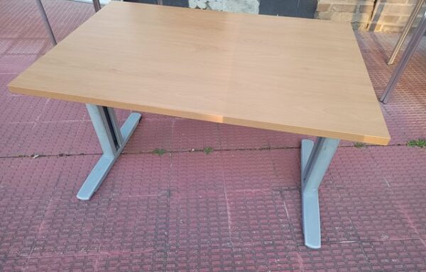 19 € Mesa de oficina madera y metal.