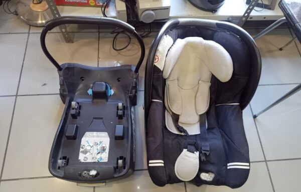 12 € Silla de coche y base Isofix
