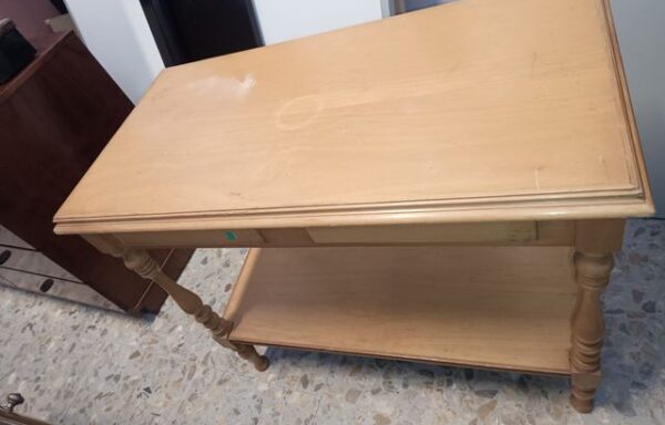 15 € Mesa baja de madera color beige y marrón
