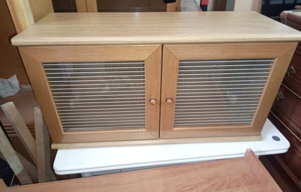 10 € Mueble de madera con 2 puertas y cristal