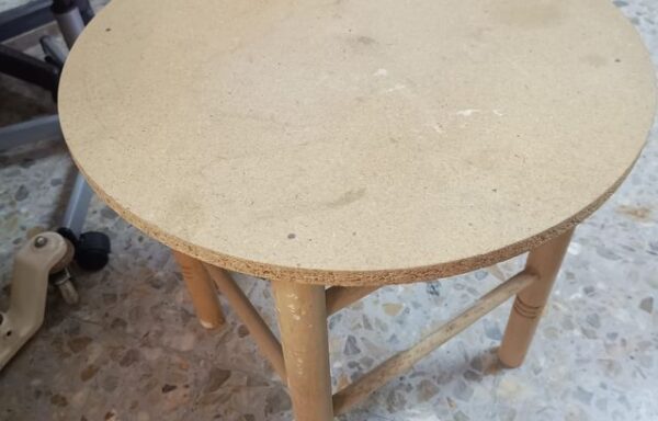 4 € Mesa redonda baja de madera