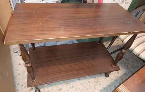 9 € Mesita auxiliar de madera con ruedas