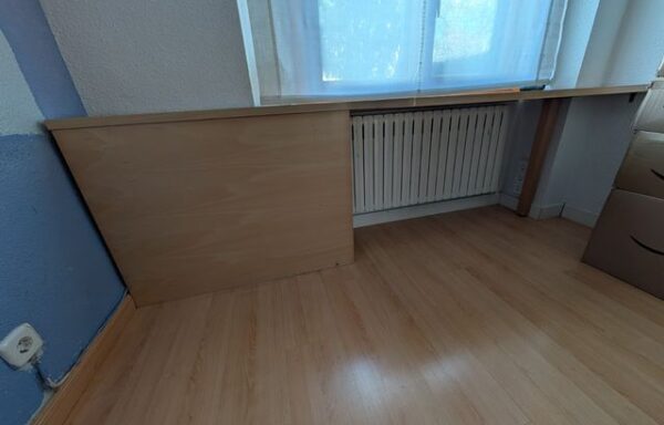 25 € Mesa de estudio de madera con mueble