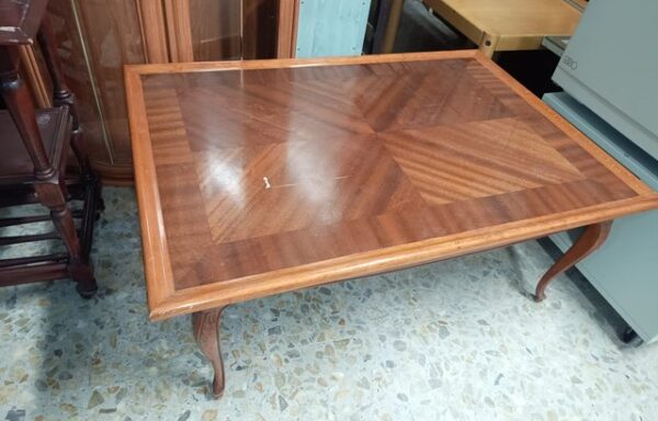 19 € Mesa de centro de madera con diseño