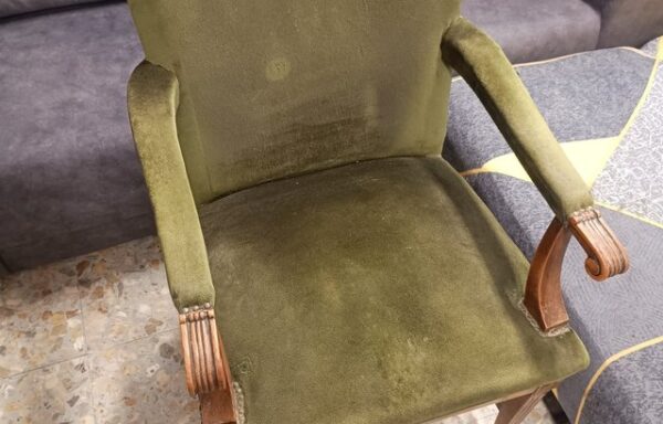 8 € Sillón antiguo de terciopelo y madera