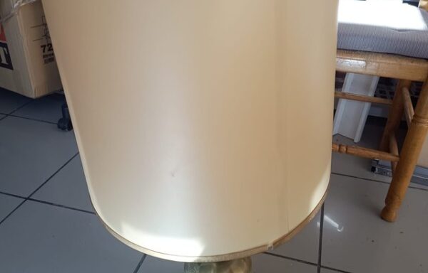 6 € Lámpara de mesa antigua beige y dorada