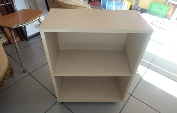 4 € Mueble bajo con ruedas y baldas
