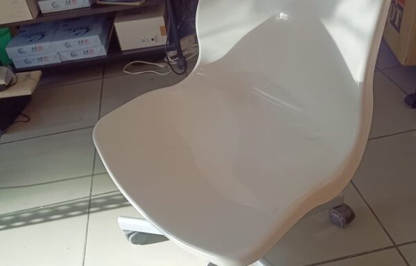 5 € Silla blanca con ruedas