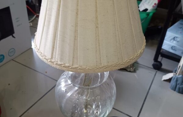 15 € Lámpara de mesilla cristal tallado y metal