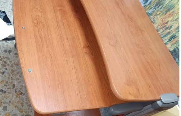 15 € Escritorio madera y plástico