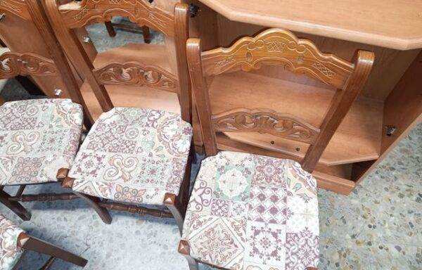 4 € Sillas de madera. Precio de cada una.
