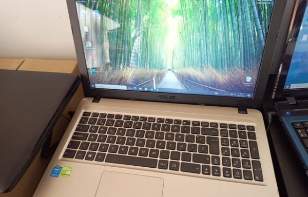 90 € Portátil ASUS i3 8GB RAM.Batería mal.Conectar.SSD.