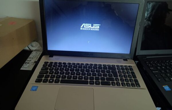 60 € Portátil ASUS 4GB RAM.Batería mal. Enchufar.
