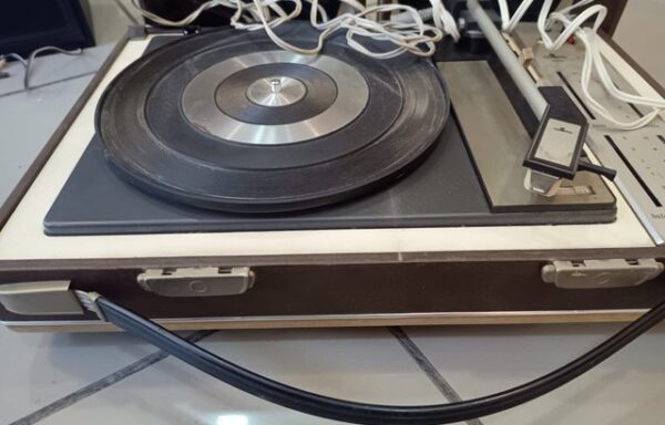 15 € Tocadiscos Cosmo B 3810 para reparar