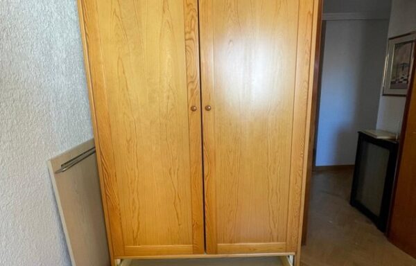 40 € Armario madera 2 puertas y cajones