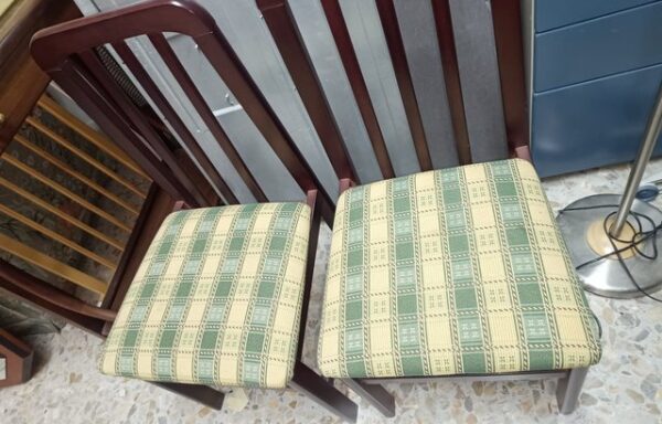 5 € 2 Sillas de Madera. Precio de cada una.