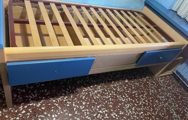 14 € Cama con cajones y somier con algún desperfecto