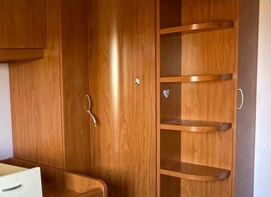 80 € Armario rinconero con estantería de madera