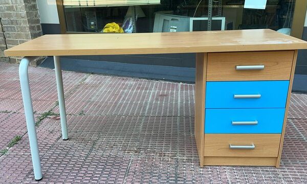 29 € Escritorio juvenil con cajones de colores
