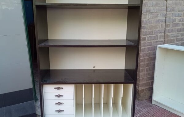 30 € Estantería con cajones y compartimentos