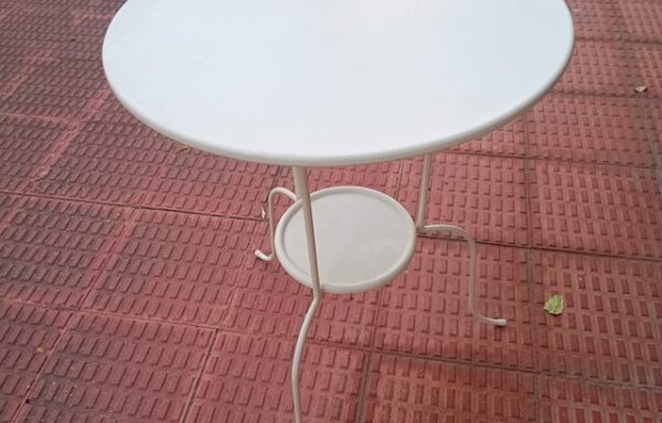 14 € Mesita redonda metálica blanca