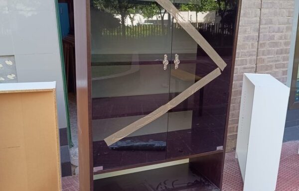 60 € Vitrina con cajones madera y cristal