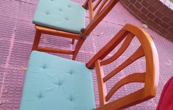 5 € 2 Sillas Madera Acolchadas.Precio por unidad.