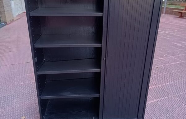 45 € Estantería negra con puerta corredera