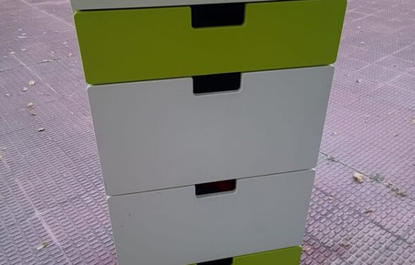 27 € Mueble cajonero juvenil blanco y verde