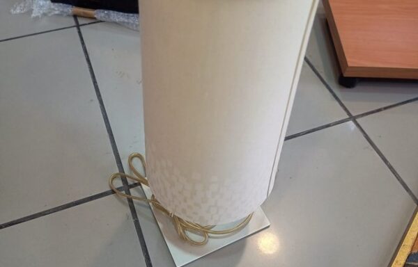 4 € Lámpara de mesa beige y dorada