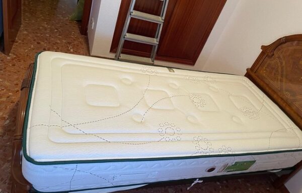 17 € Cama individual de madera sin colchón