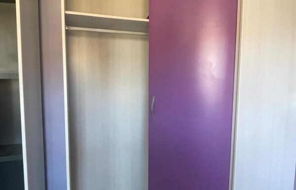 75 € Armario esquinero blanco y morado