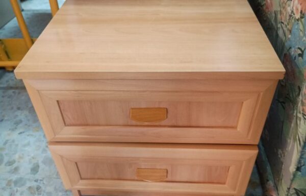 13 € Mesilla de madera con 2 cajones