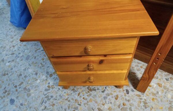 14 € Mesilla de noche de madera