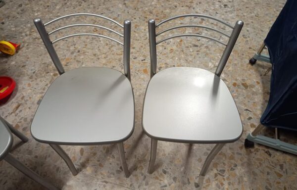 4 € 2 Sillas Cocina Pequeñas. Precio de cada una.