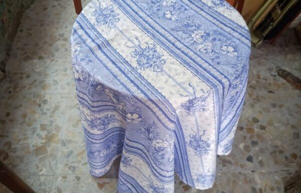 5 € Mesita redonda con mantel azul y blanco