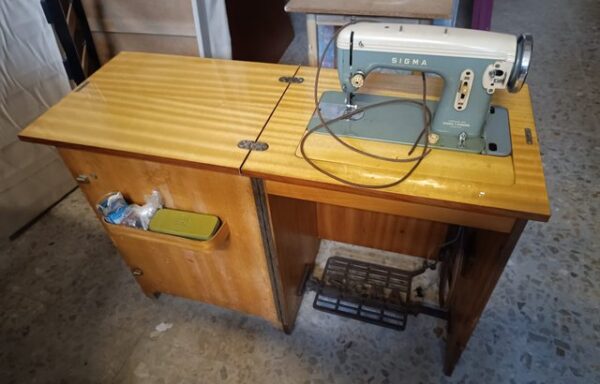 35 € Máquina de coser Sigma con mueble